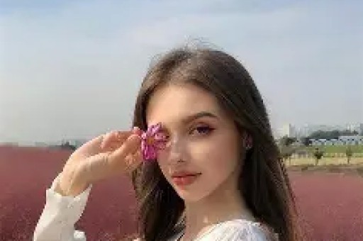 独家：某顶流男星被拍到深夜出入私人会所身边女伴身份引猜测——竟然是她？