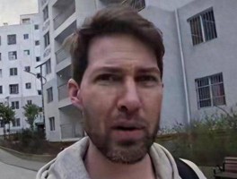美国网红想抹黑中国：却被中国小孩问破防连国籍都不敢认