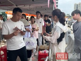 五一假期里的网红小食店：有的需7点排队拿号有的开起自助健身房